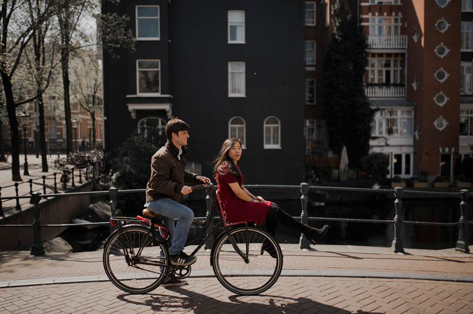 couple shoot with bike in amsterdam