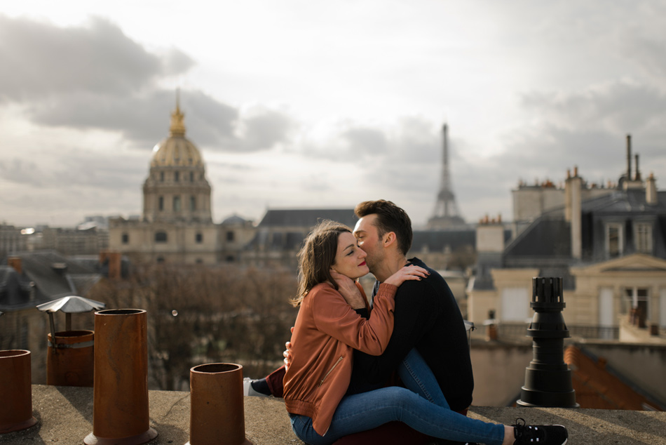 photos de couple sur les toits de Paris devant vue tour Eiffel