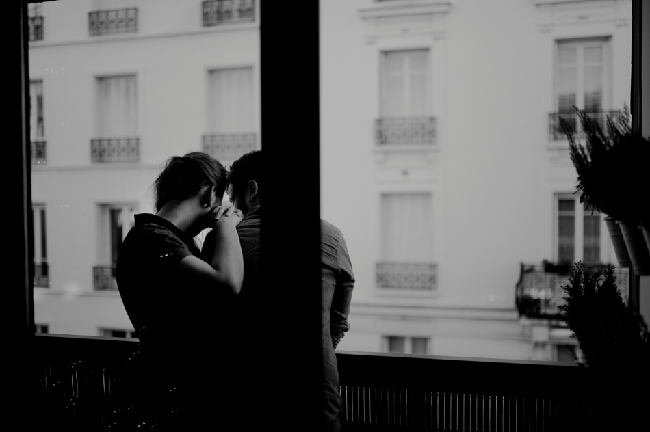 photo couple balcon parisien