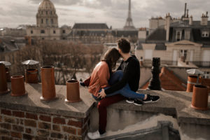 couple photo sur les toits de Paris