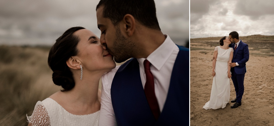 baiser des mariés dans les dunes