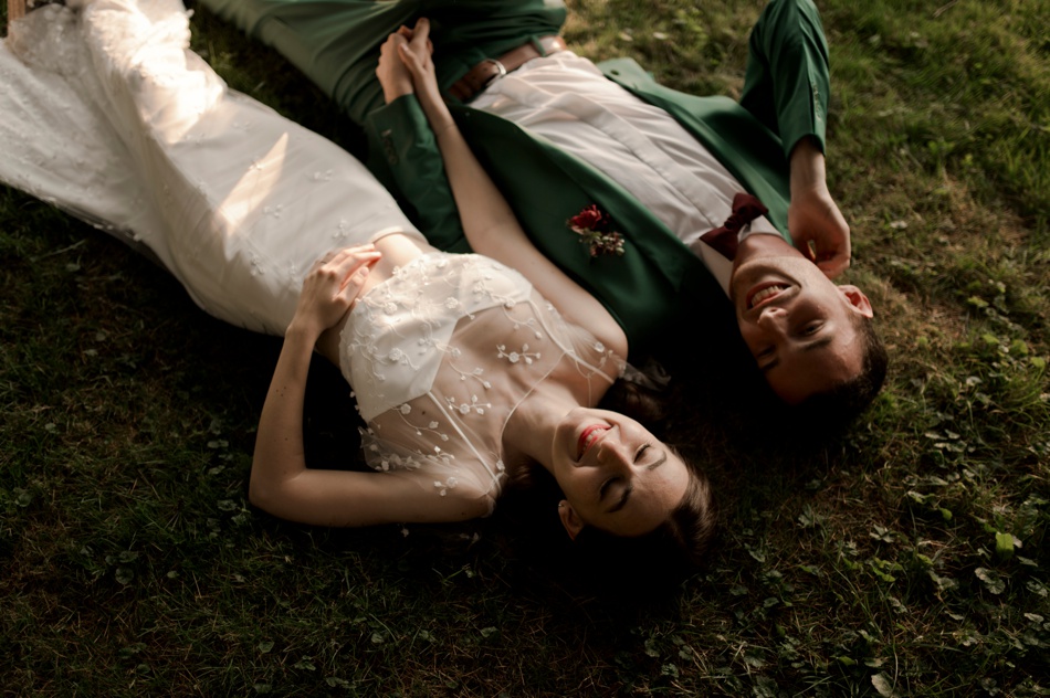 photo des mariés alongés dans l'herbe