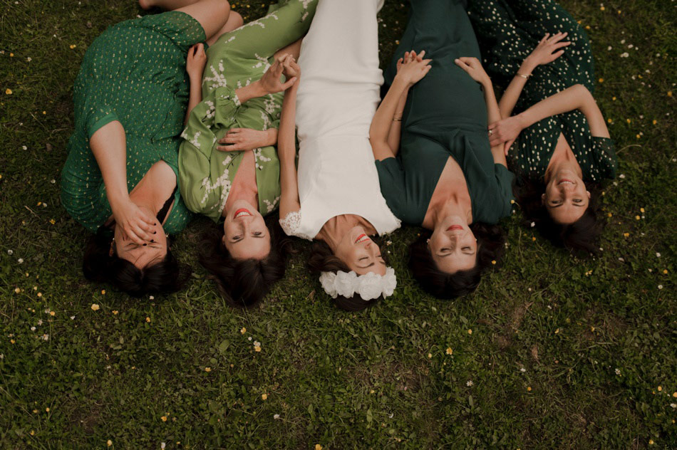 photo de la mariée et de ses témoins allongées dans l'herbe
