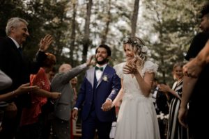 photo de mariage cerémonie laïque sous les bois
