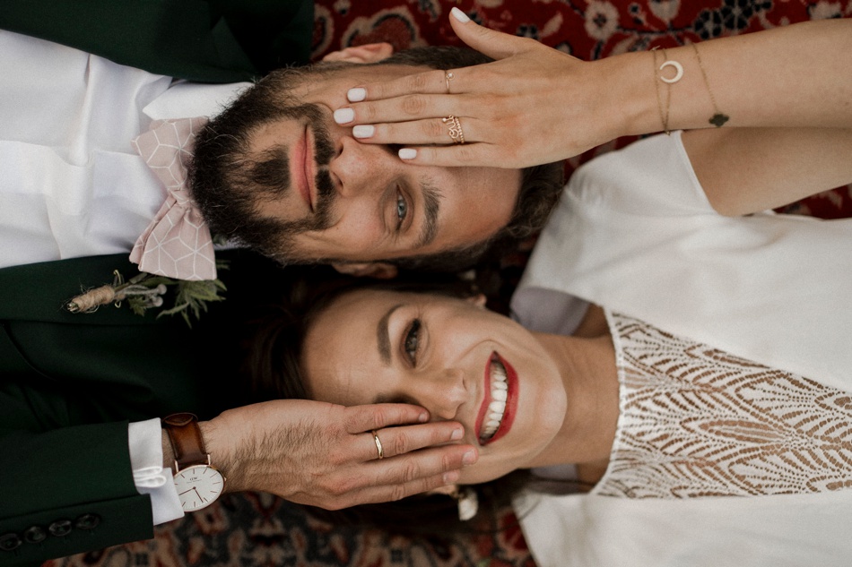 photo de couple sur un tapis persant mariage