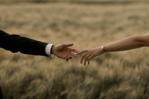 mains des mariés qui se joignent photo mariage