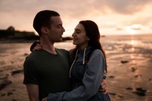 photo de couple au coucher de soleil Mer