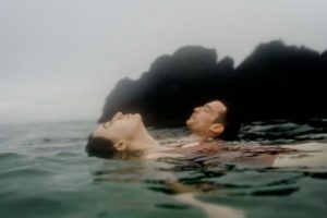 photographe couple dans l'eau Normandie