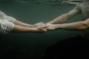photo de couple dans la mer underwater