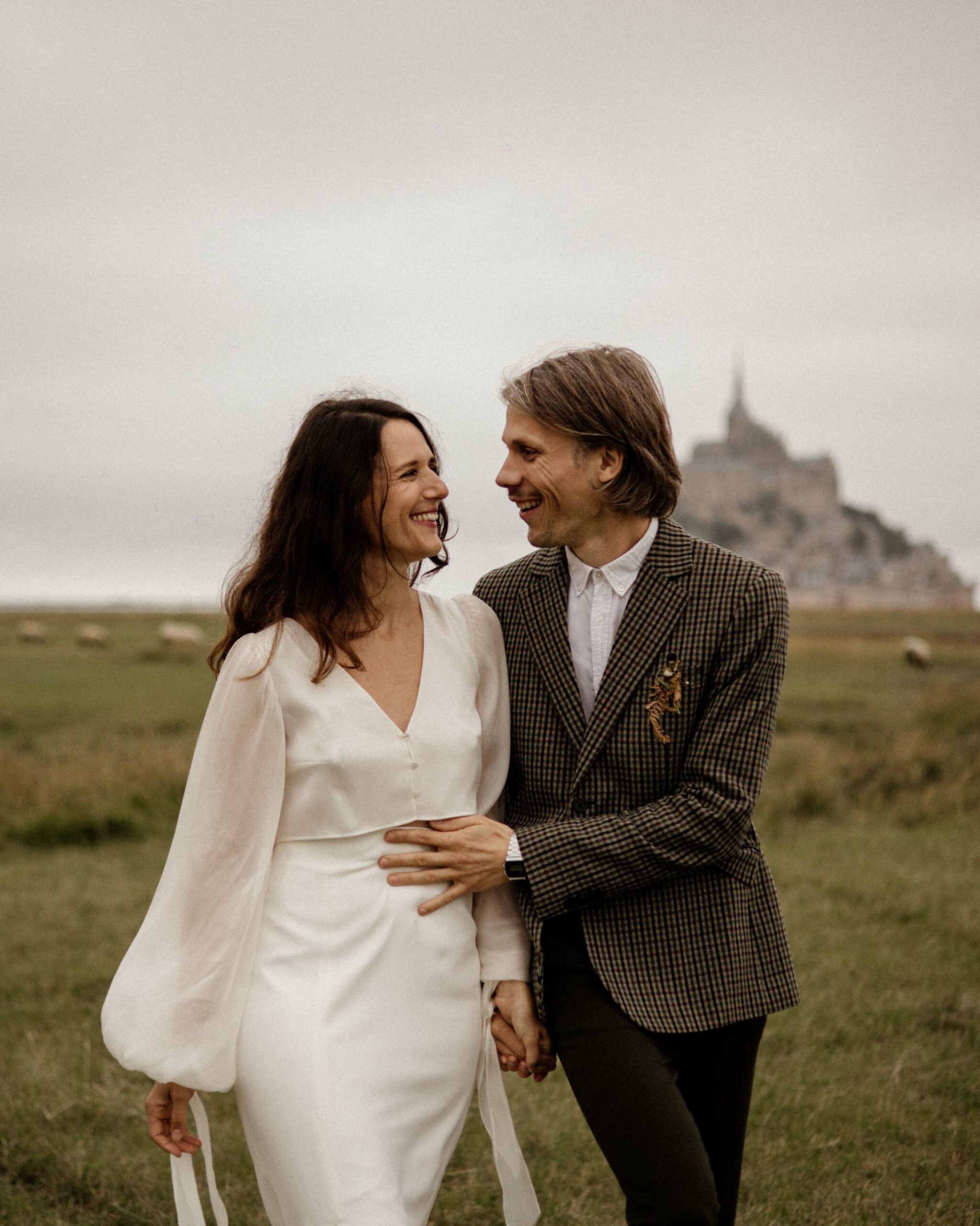 couple mariés au Mont saint Michel
