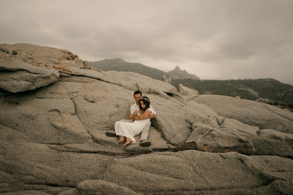 photo de couple en Corse sur la Roche