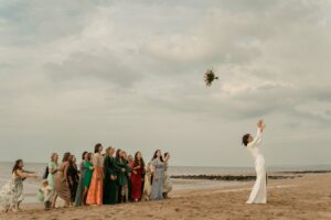 lancé de bouquet de mariée sur la plage