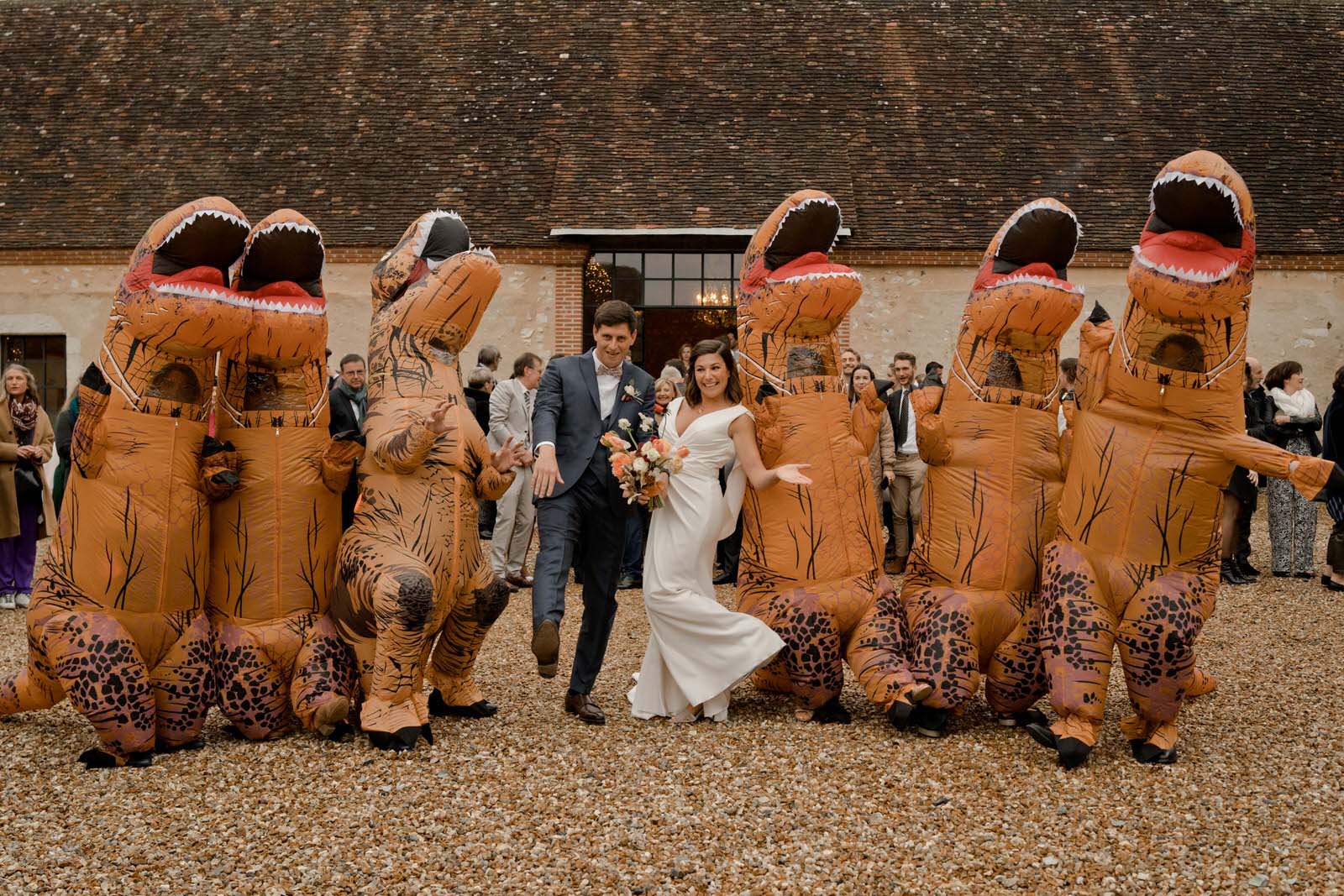 photographe mariage fun avec des dinos