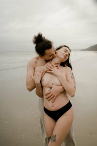 photo de couple intimiste sur la plage