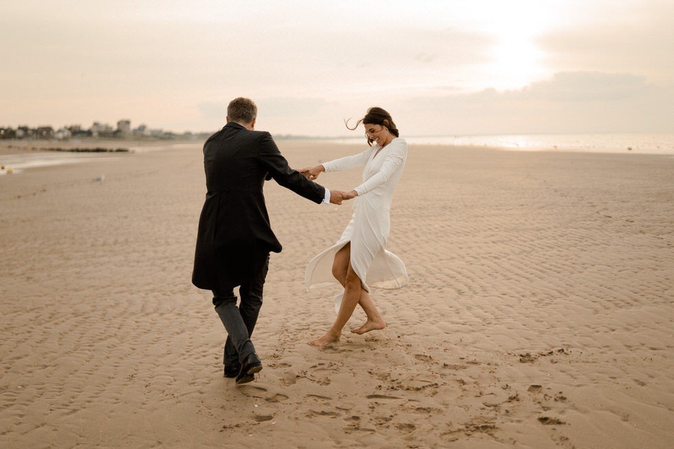 photos de couple mariage sur le sable