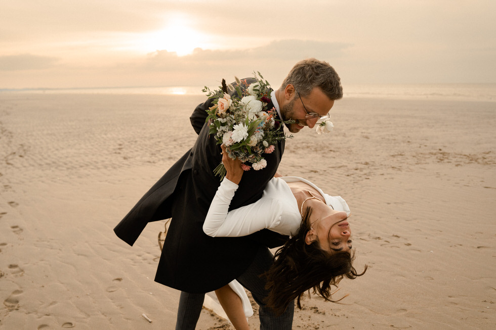 photo de mariage coucher de soleil a la mer