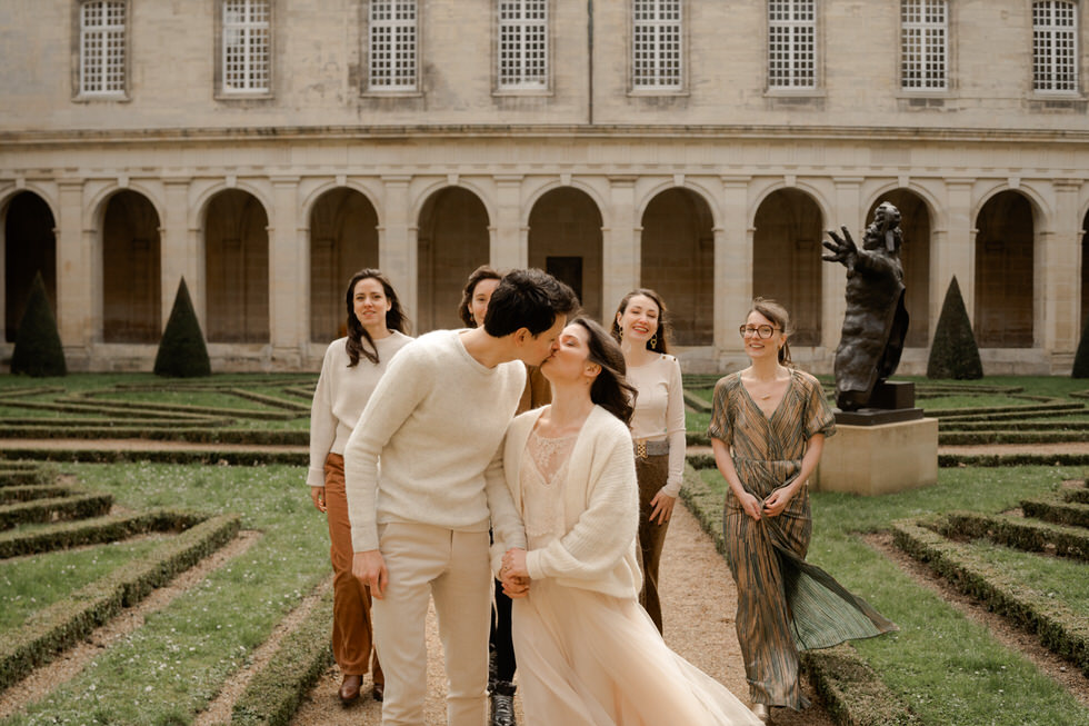 Photo de groupe dans les jardins de la Mairie de Caen