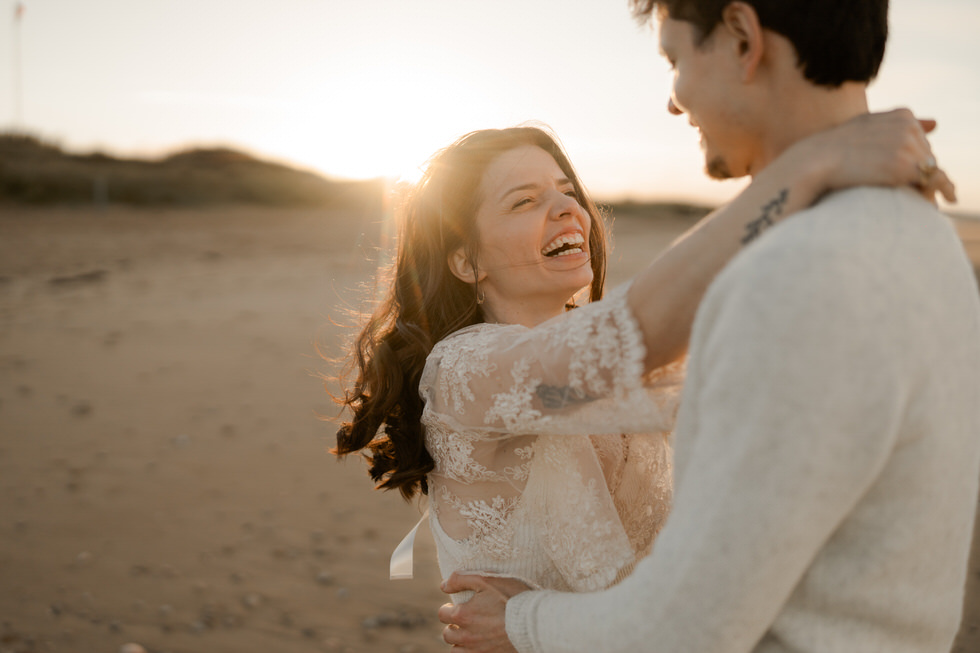 Séance couple mariage golden hour