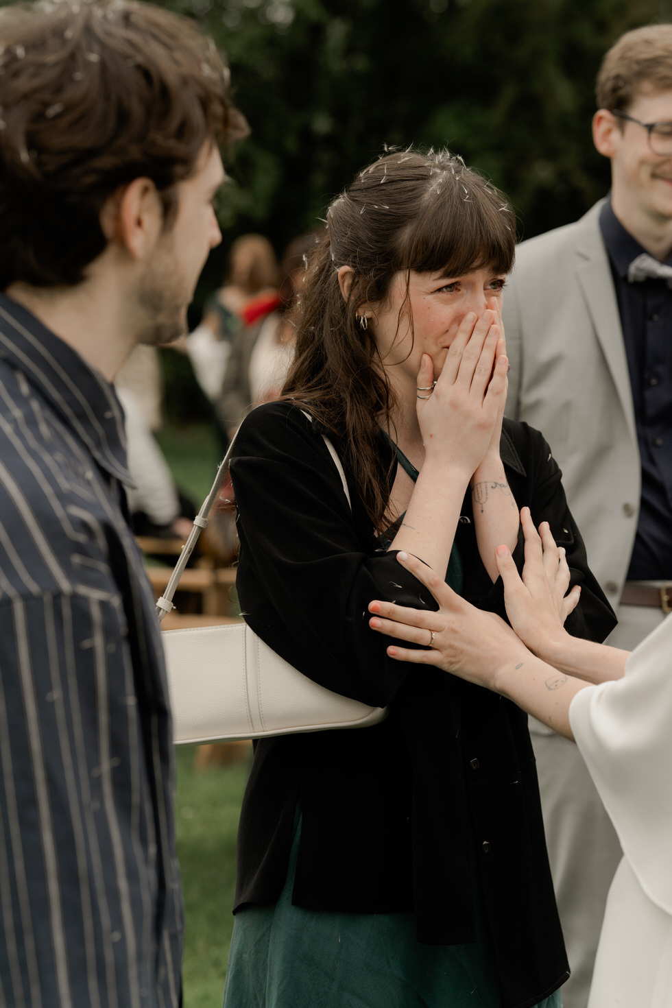 invités d'un mariage en pleurs